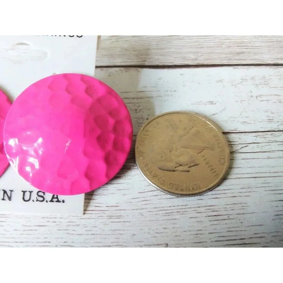 NWT Authentic Vintage 1980s Hot Pink Hammered Pierced Earrings - Picture 4 of 4
